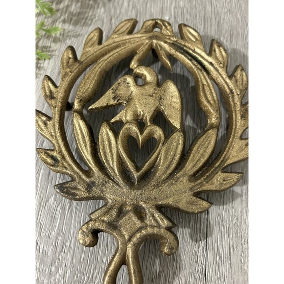 Vintage Cast Iron Trivet Eagle And Heart Americana Gold Tone Country Cottage - Picture 3 of 6